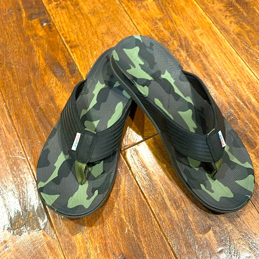 Men’s xtratuf flip flops size 10